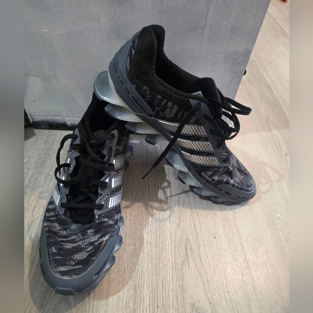 Adidas Men's size 11 spring blade in great condition
